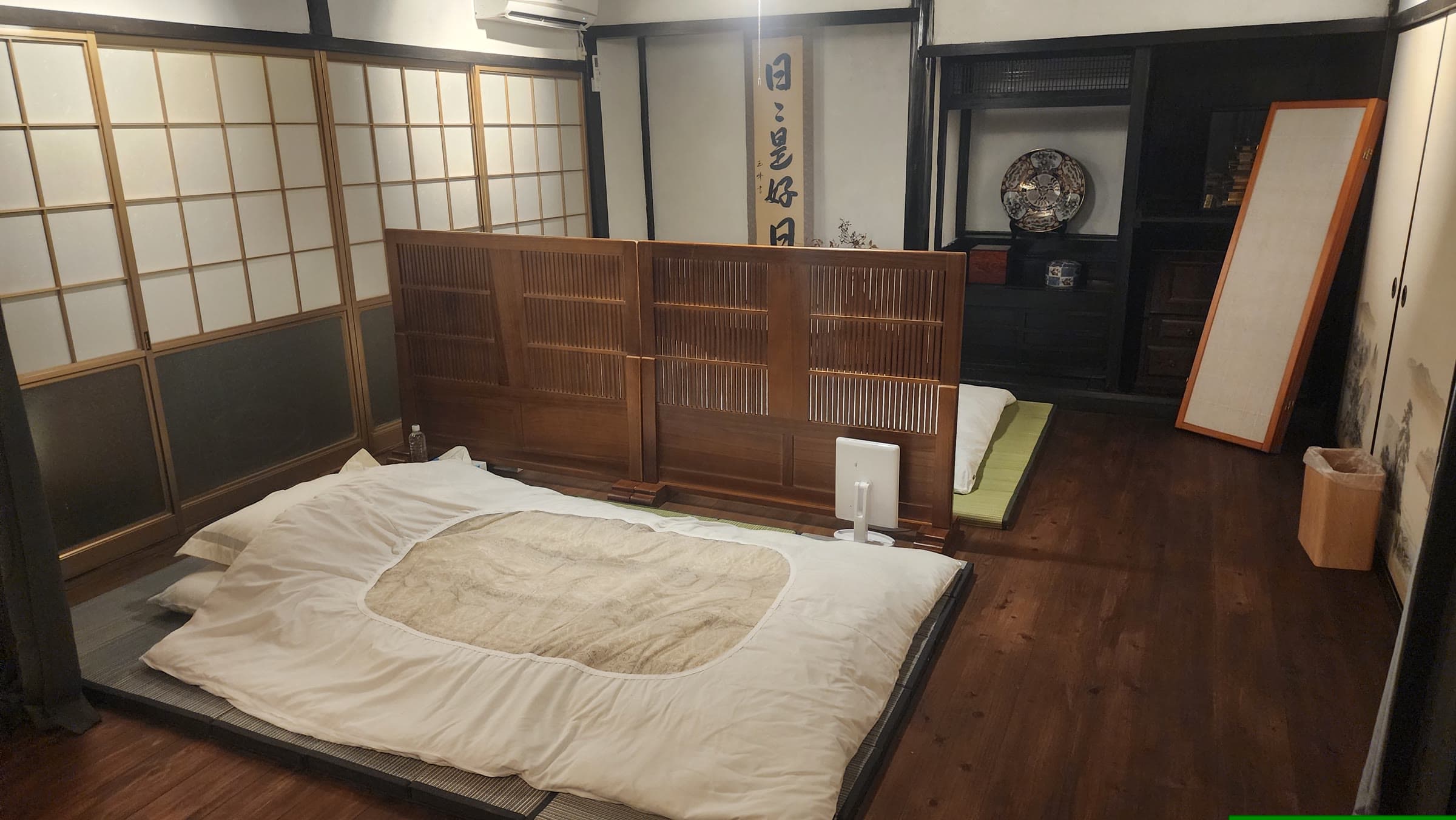 木の床に寝具を整えた風山舎の客室